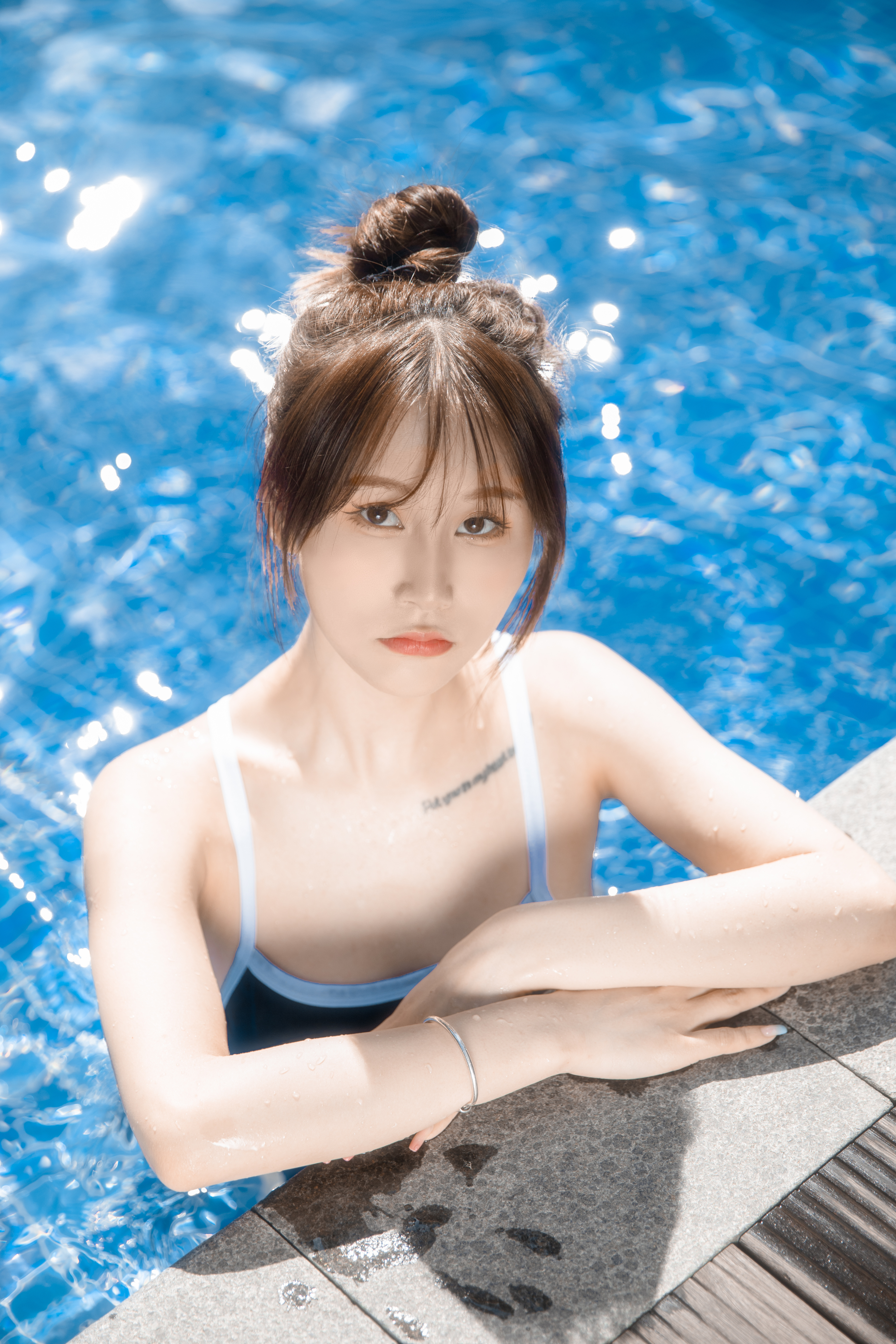 中国女孩内衣泳池背景背景虚化高分辨率高质量真实的皮肤质感_美女照片头发