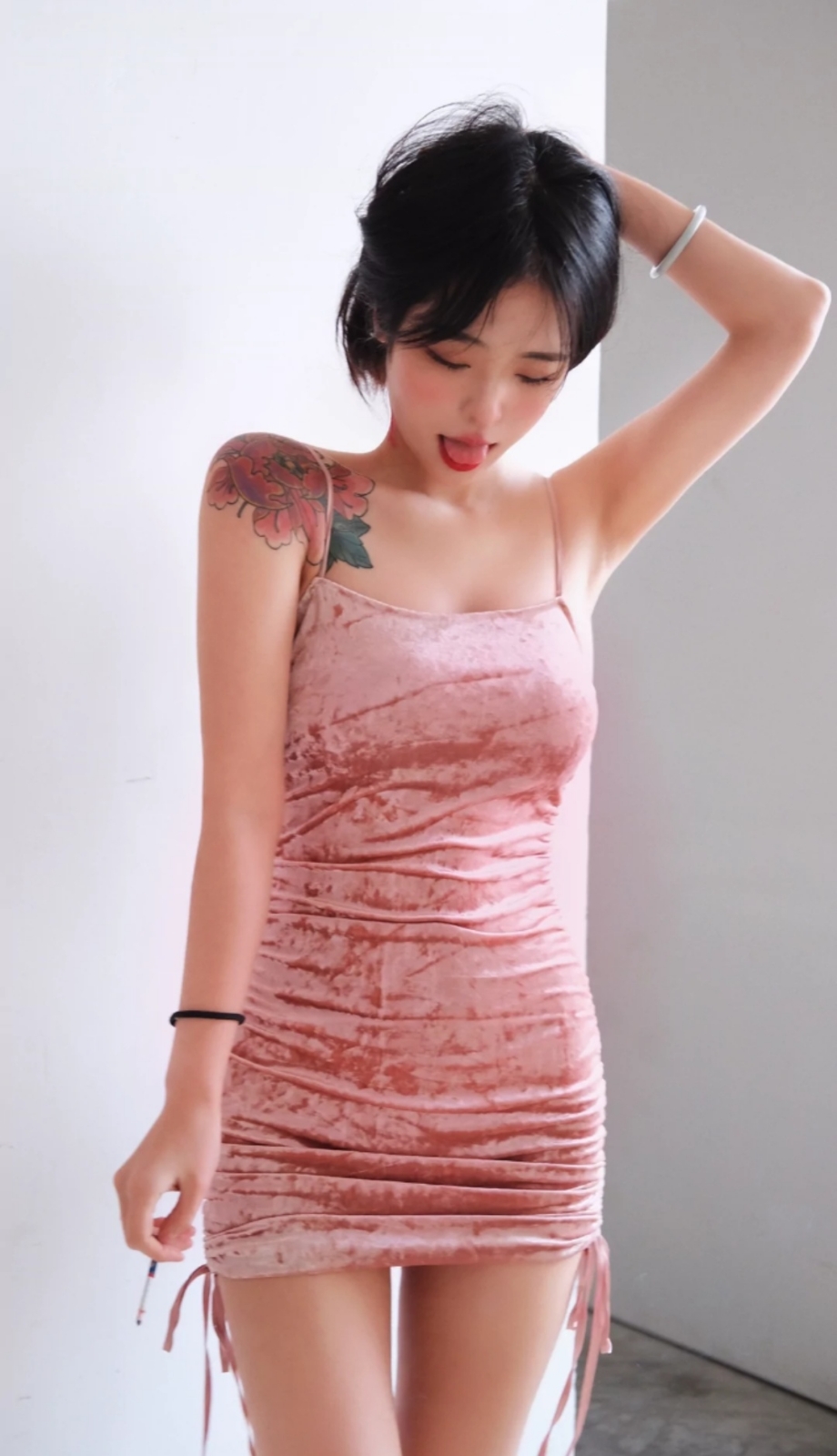 开发女友3P全程记录美女高雅造型