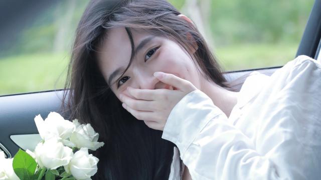 章若楠可爱蝴蝶结美女壁纸_美女自拍