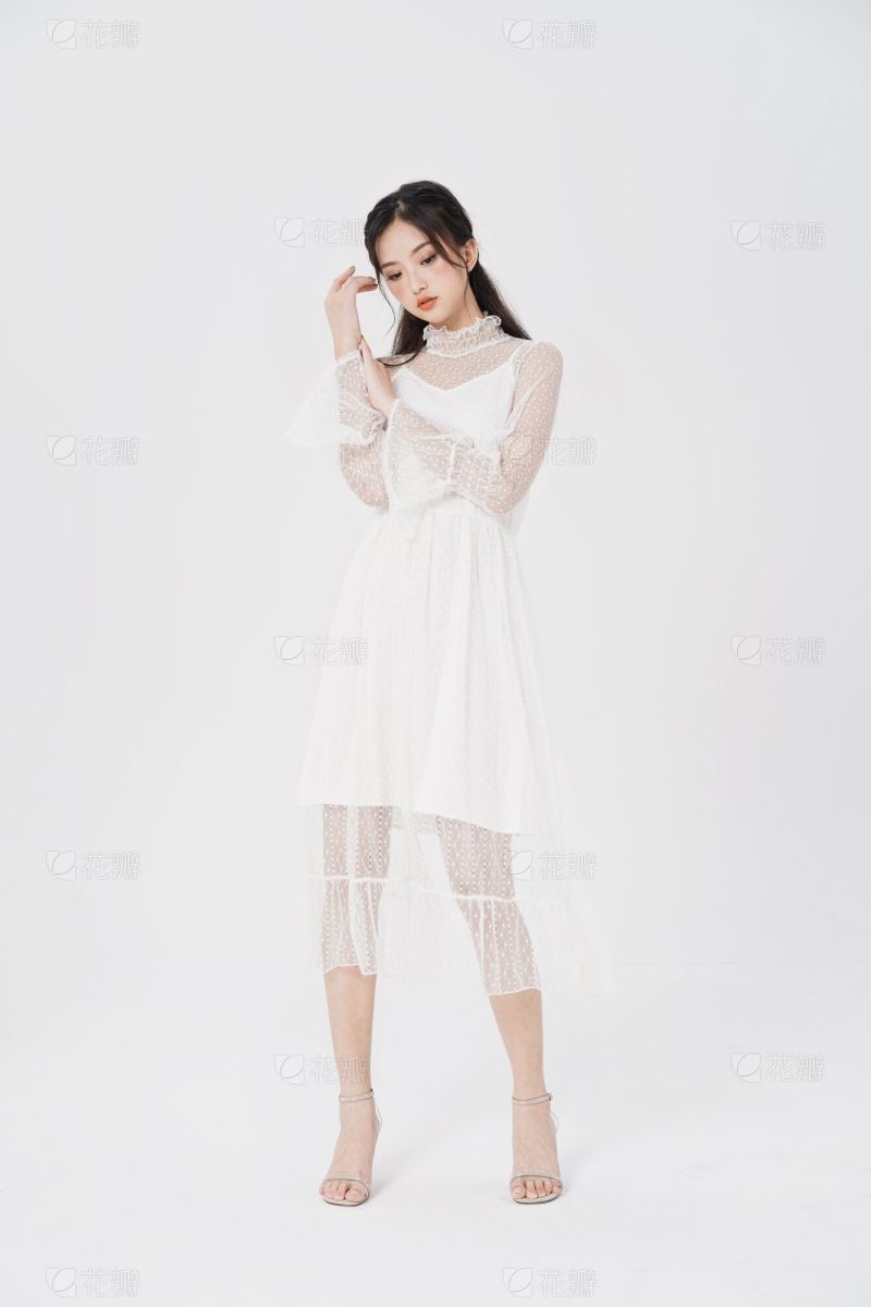 美女人红色裙子青年人垂直画幅风彩妆时装模特连衣裙色彩鲜艳_美女头像清新自然