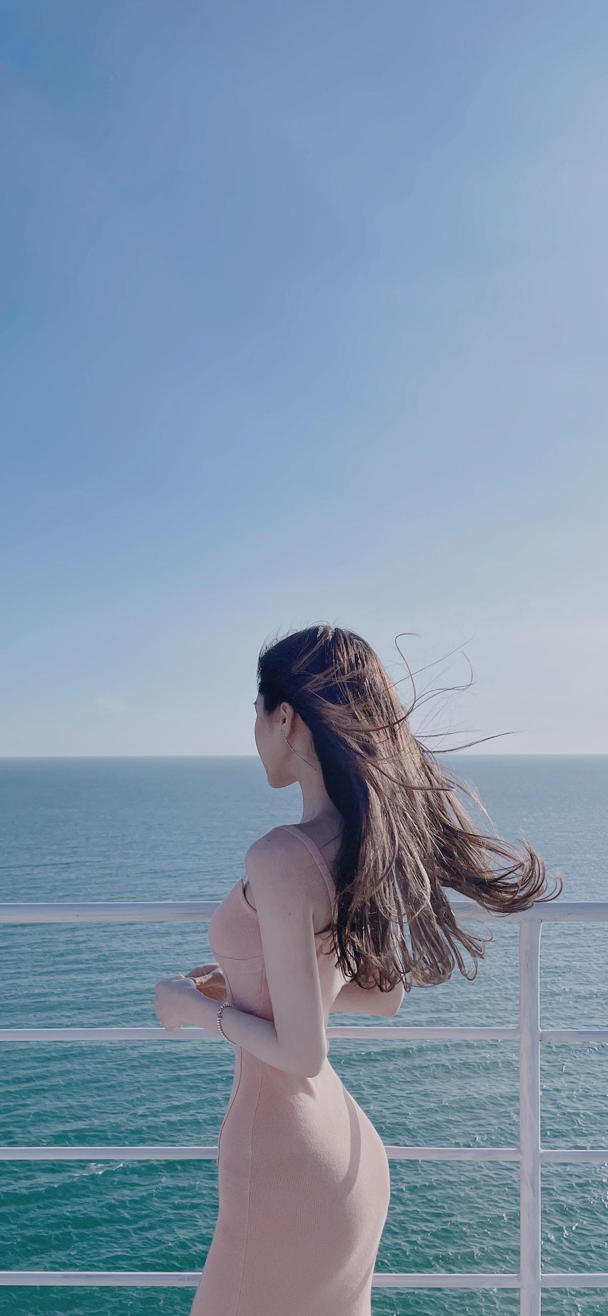 美丽的泰国女士正在修剪花园周围_美女图片微信头像